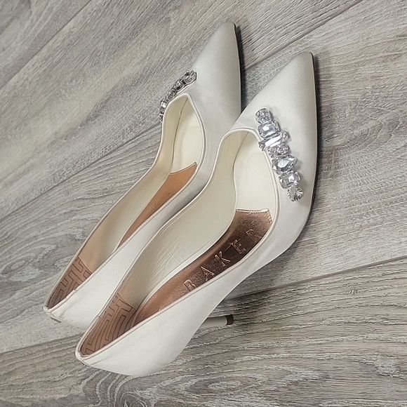 Ted Baker Size 39.5 (9) Ivory Sparkal Crystal Embellished Satin Pump - Picture 1 of 10